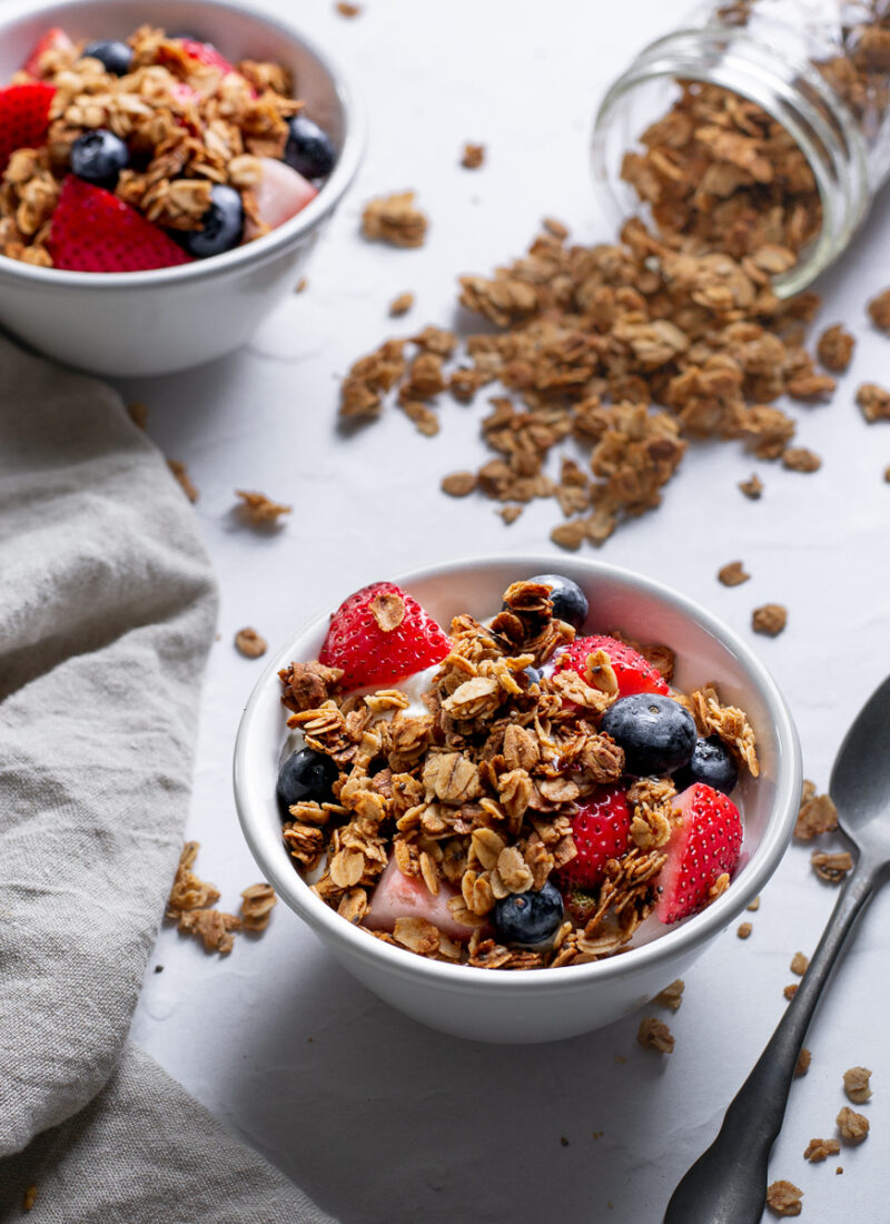 Delicious blend of crunchy oats, chia seeds, and aromatic spices served with vanilla yogurt and berries.