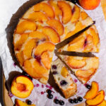 The perfect cake for sharing and impressing your friends is this blueberry peach upside-down cake.