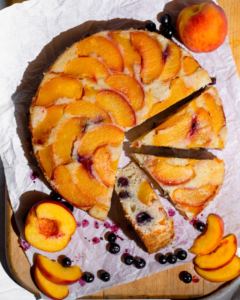 The perfect cake for sharing and impressing your friends is this blueberry peach upside-down cake.